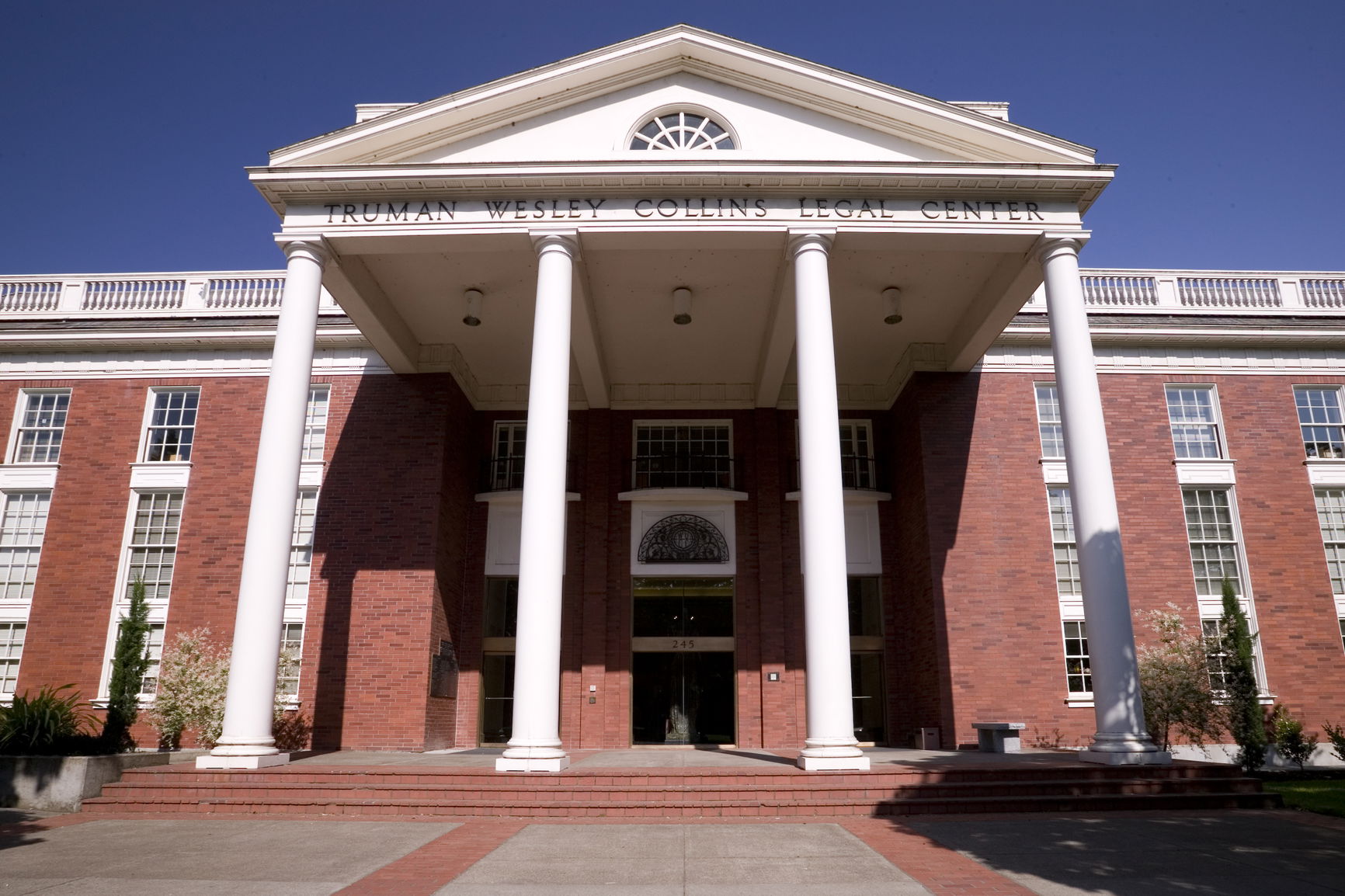 Exterior of Willamette's Law School