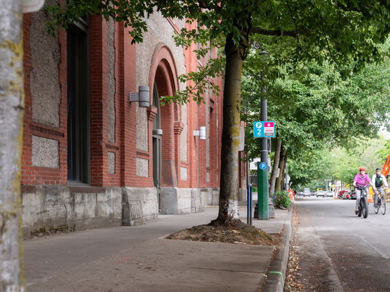 Exterior of Willamette's Graduate and Professional Center. 