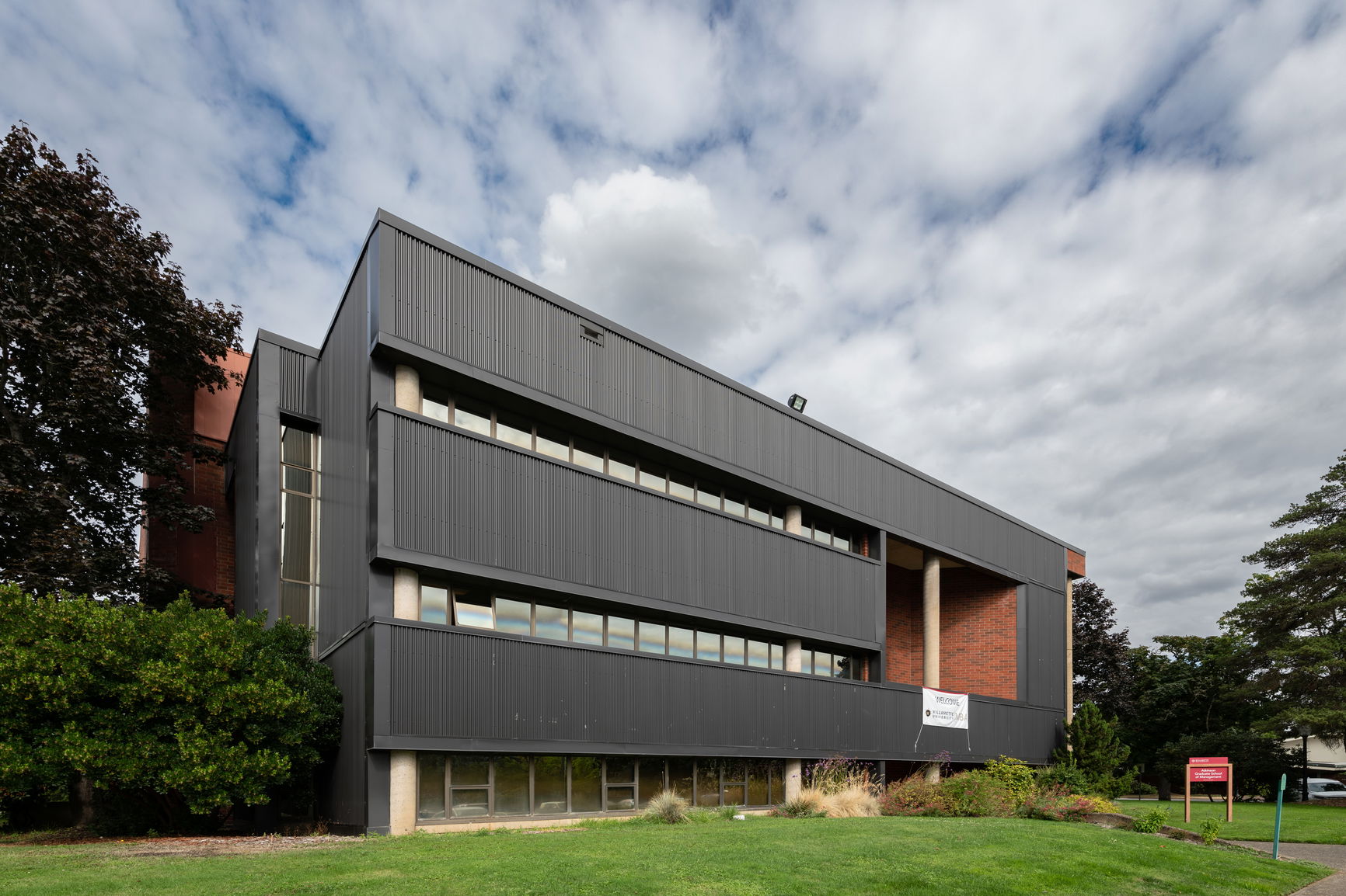 Mudd Building where the Willamette MBA program has its home.