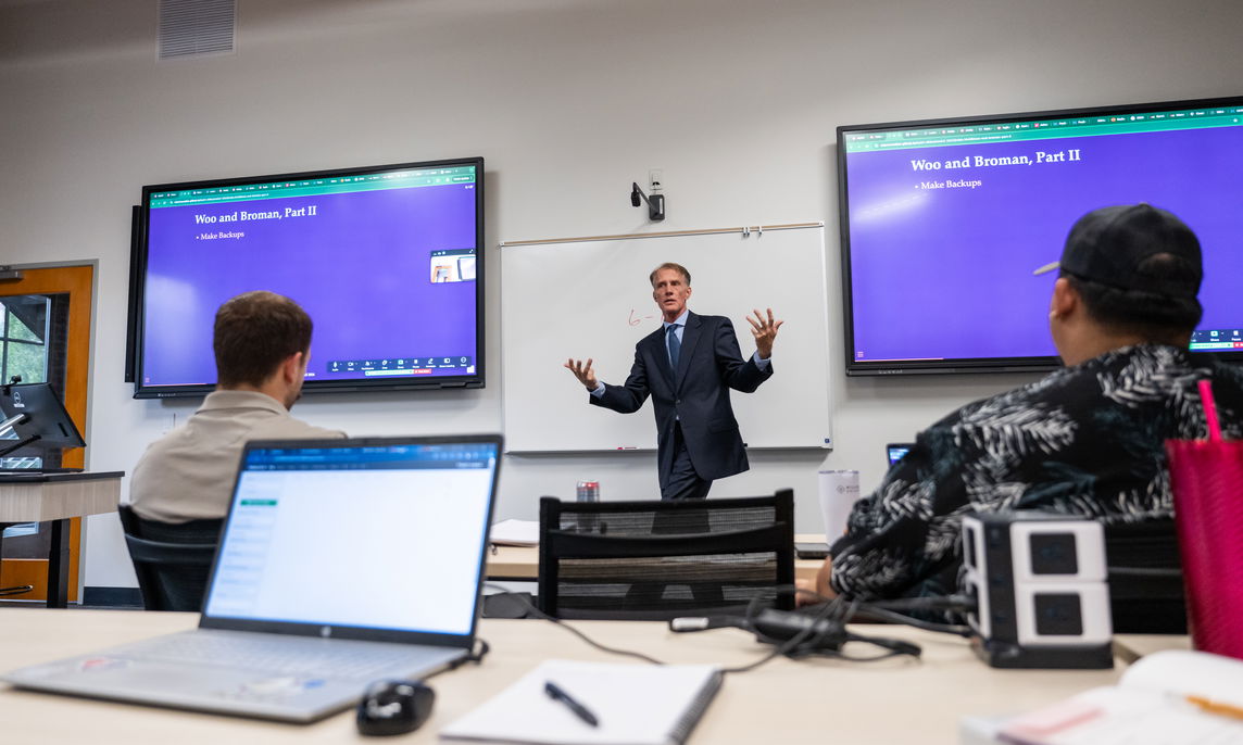 Willamette MBA professor teaching a class. 