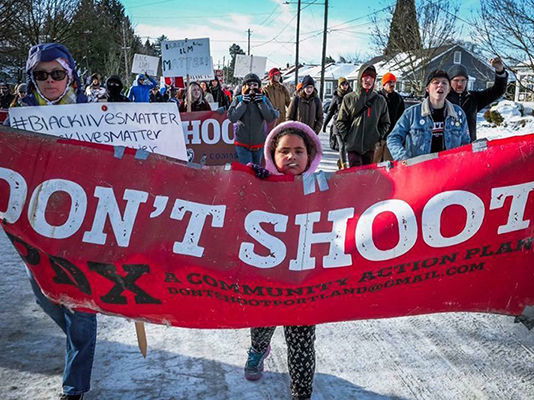 People holding up a Don't Shoot PDX sign