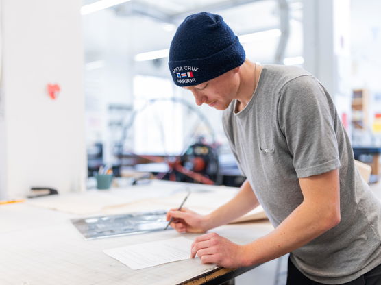 A PNCA BFA undergrad student works in the printmaking studio